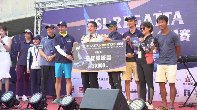 台南市黄伟哲市长并亲临现场为选手颁奖（图片来源：记者 赖君欣 摄）