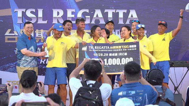 飞乐比战队总成绩获得第一名，夺下总冠军以及总奖金100万元。（图片来源：记者 赖君欣 摄）