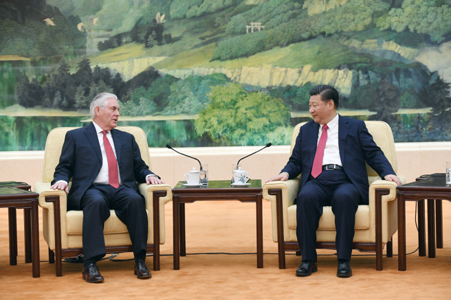 2017年習近平在北京人民大會堂會見到訪的美國國務卿蒂勒森，蒂勒森是川普總統任內的首位國務卿。這種是一對一的座位安排，主談人在正前方，賓客隨員與中方陪同接見人員分坐兩側。（圖／新華社）