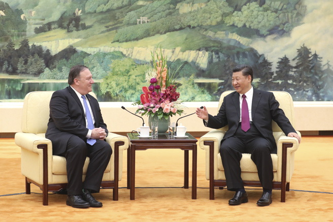 2018年中國國家主席習近平在北京人民大會堂會見美國國務卿蓬佩奧。蓬佩奧是川普的第2任國務卿。會見座位安排與歷次會見美國國務卿規格相同。（圖／中新社）