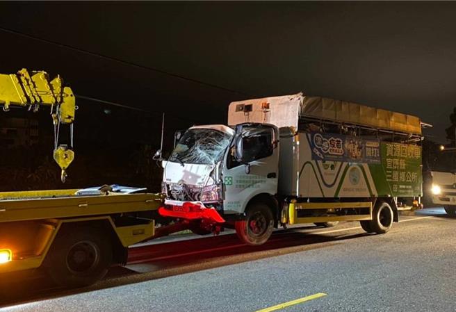 宜兰县三星乡公所清洁队资源回收车疑似自撞电线杆，车头毁损严重。（民眾提供／吴佩蓉宜兰传真）