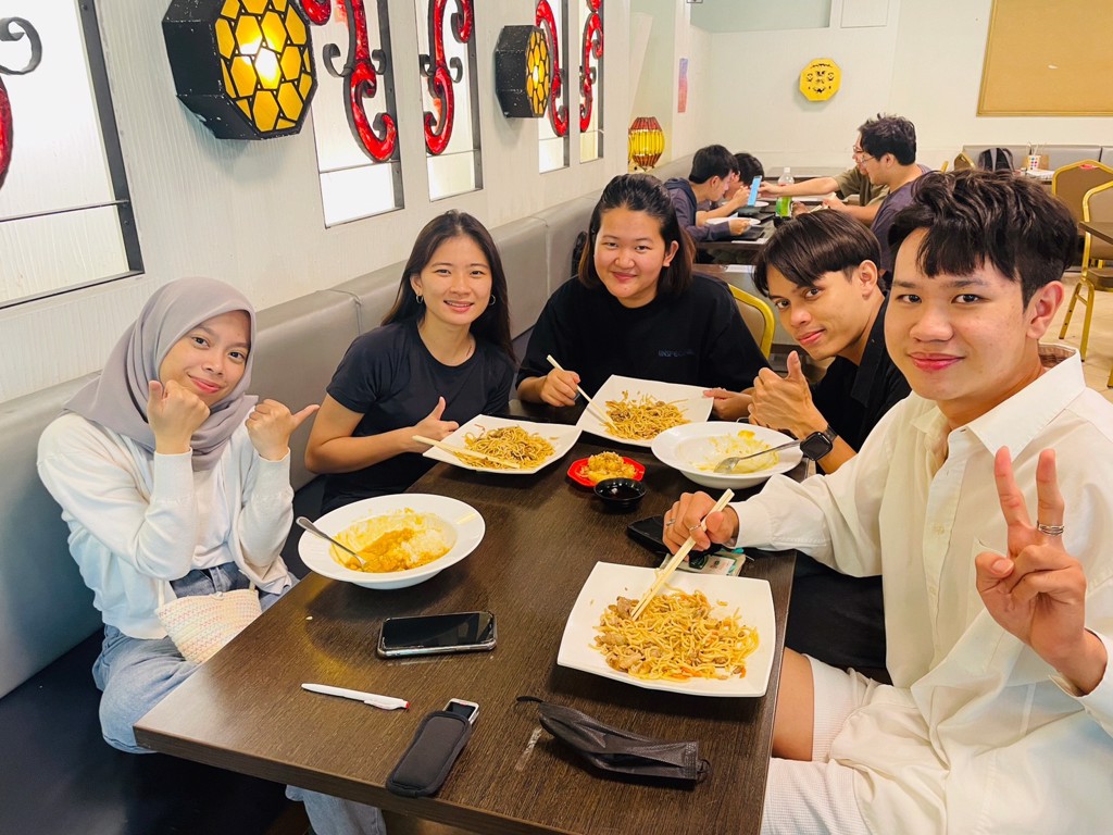 義守大學「丼町和食」，深受校內師生歡迎，印尼籍學生與同學相約用餐，覺得在校園中享用異國美食很幸福。(照片/義守大學提供)