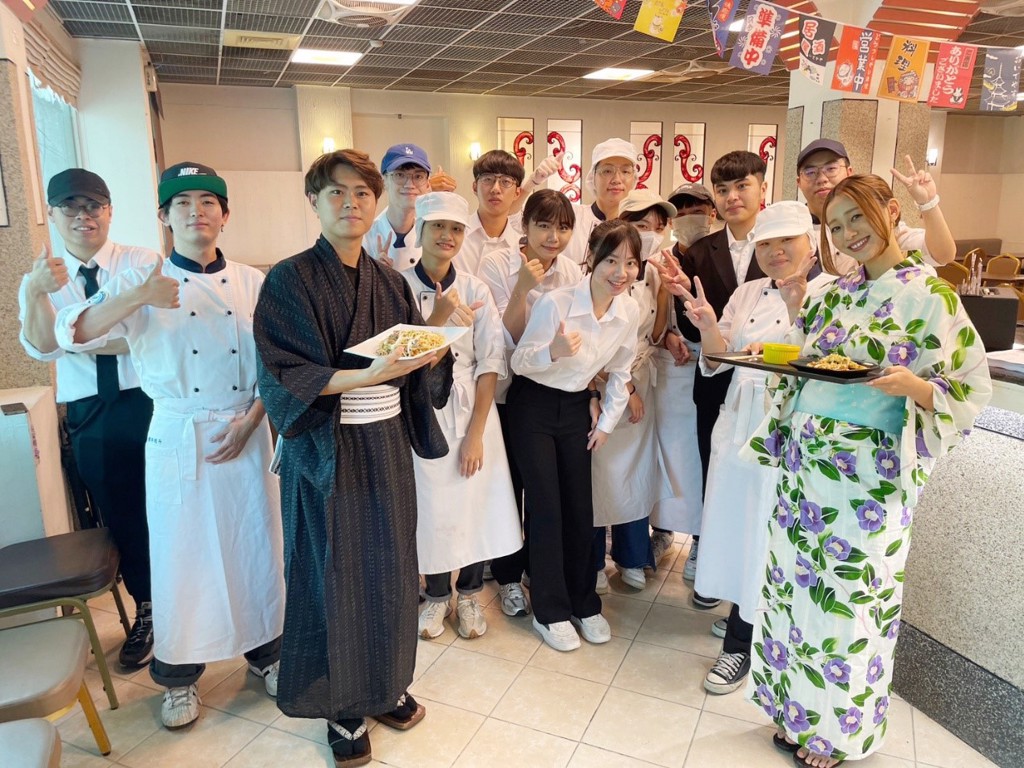 餐旅系學生利用「營運實務」課程，開餐廳當老闆，推出日式料理，大受好評。(照片/義守大學提供)