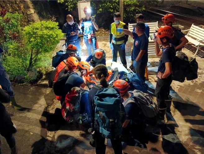 新北市一对老夫妻因迷途受困瑞芳区三貂岭山上4小时，所幸晚间近11时被消防人员平安带下山，结束虚惊一场。（翻摄画面）