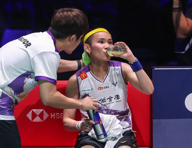 休息时戴资颖（右）的教练赖建诚（左）给她建议。（Badminton Photo提供）