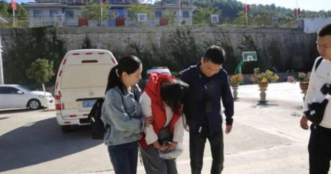 妙龄女酒中下毒杀害男友，逃27年落网「看到家乡名字都会怕」。(翻摄自微博)