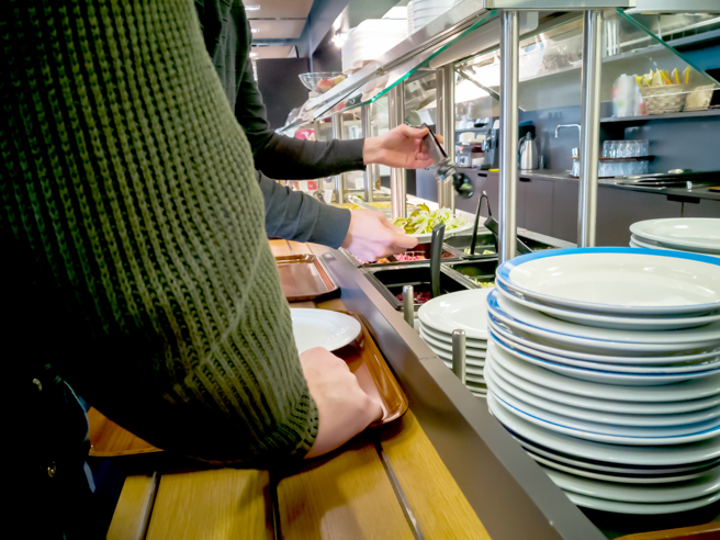一名35岁的男性上班族，为节省伙食费，每天下班到科技大学的学生餐厅吃学餐。（图／示意图，达志影像）