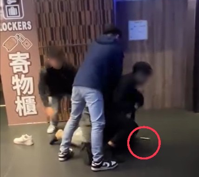 双双拉扯过程中掉落扳手。（图 / 翻摄自爆料公社）