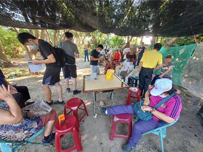 高雄冈山警方日前接获情资，于10月29日侦破一个设在梓官区一处树林内的职业天九牌赌场。（翻摄照片／林瑞益高雄传真）