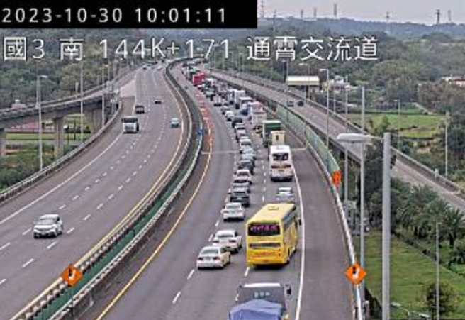 国道三号南下144.2公里通霄路段今发生一起追撞事故。（ 翻摄画面/ 截自「高速公路1968」）