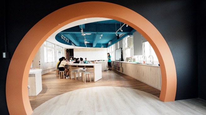 華江國小賽恩斯探索樂園設置棕色系洞穴入口，上自然課宛如進到洞穴裡探險(圖/台北市教育局提供)