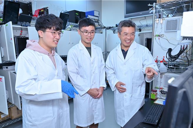 陽明交大陽明交大神經科學研究所教授林士傑（右）、博士生鐘佑哲（中）與碩士生陳泓諺（左）發現記憶猶新是真的。（陽明交大提供／林志成台北傳真）