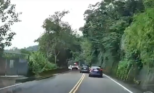 南庄救護車急送病患，賓士休旅車超車逆向險撞上。(翻攝自記者爆料網)
