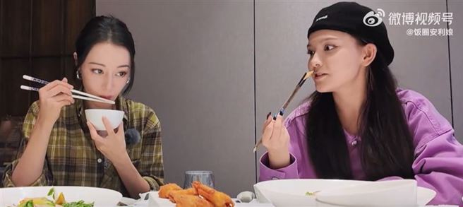 迪麗熱巴在旅遊實境秀《花兒與少年5》與表妹蘇比（右）吃飯。（圖／擷取自微博）