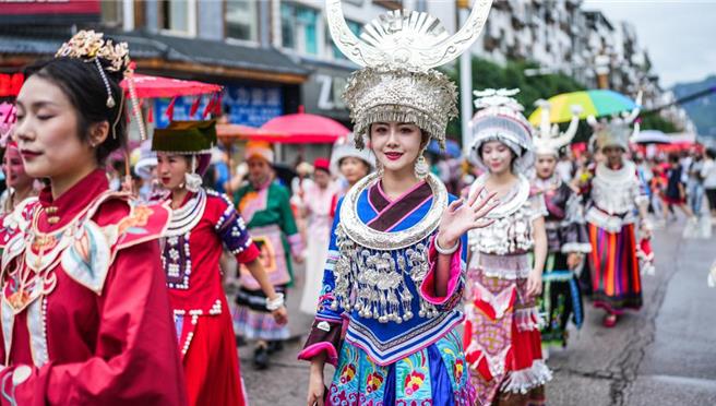 陆前三季文化企业实现营业收入91619亿元人民币，比上年同期增长7.7％。（摘自新华社）