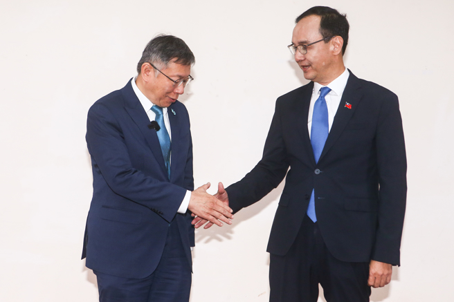 国民党主席朱立伦（右）和台湾民眾党主席柯文哲（左）30日在台北市市长官邸艺文沙龙针对两党合作进行首次政党协商，讨论有关建立联合政府方式、争取立委席次极大化以及最强在野总统候选人产生方式议题，两人合影后进入会议室协商。（邓博仁摄）