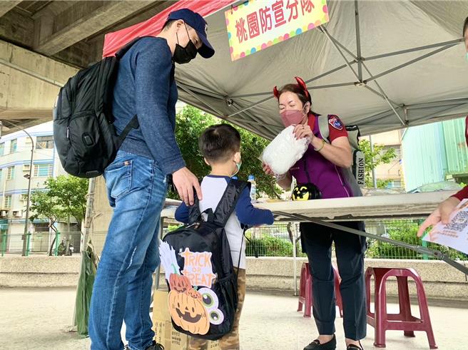 中路消防分队和社会局龙宝贝亲子馆共同举办「万圣踩街趣防灾变身派对」。（消防提供）