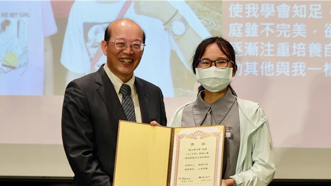 刘同学不因环境困厄，努力考上台大医学系，只愿回乡服务。（台湾癌症基金会提供／林周义台北传真）