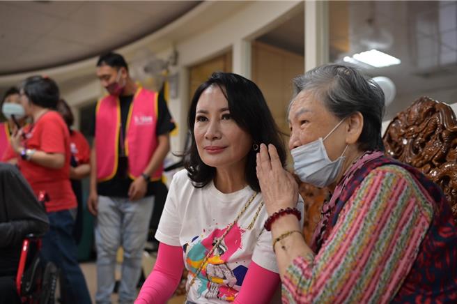 陳亞蘭探視長者。（台灣優質生命協會提供）