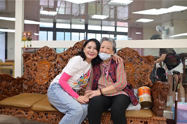 陳亞蘭（左）樂於做公益。（台灣優質生命協會提供）