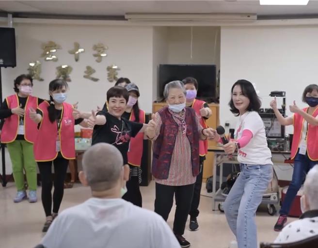 陳亞蘭（右）唱唱跳跳，讓長者笑得合不攏嘴。（台灣優質生命協會提供）