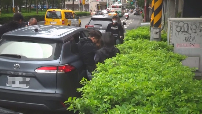 警方當街將犯嫌逮捕。（圖 / 劉詠韻翻攝）