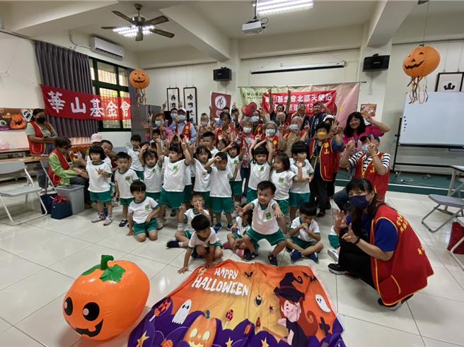 華山基金會北區天使站30日帶著15名獨居長者到北區據點和幼兒園小朋友一起舉辦幼老共融活動。（馮惠宜攝）