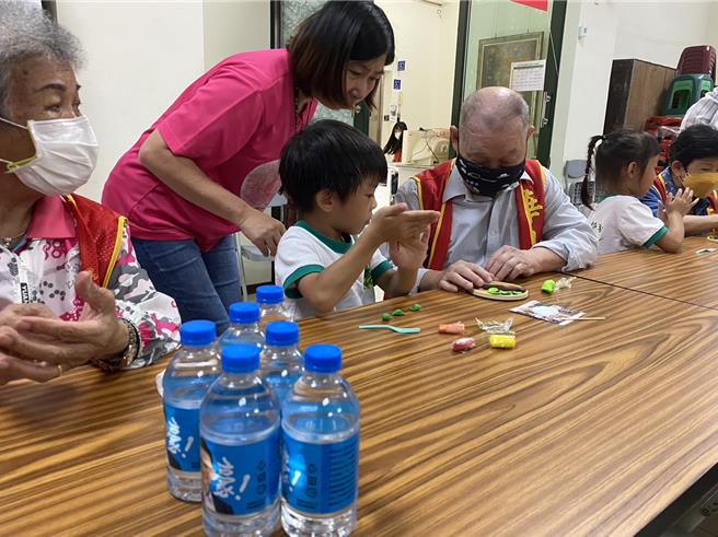 華山基金會北區天使站30日帶著15名獨居長者到北區據點和幼兒園小朋友一起舉辦幼老共融活動。（馮惠宜攝）