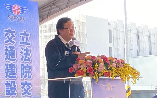 外传民眾党不分区立委名单列入陆配徐春莺，行政院副院长郑文灿30日赴台中参加台74线草湖交流道通车典礼时表示，民眾党名单要受社会各界公评。（陈淑芬摄）