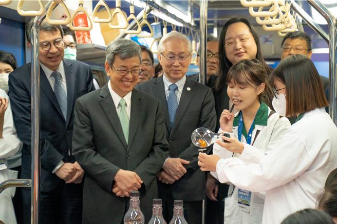 国科会「2023年台湾科普环岛列车」30日启航，行政院长陈建仁（左三）、国科会主委吴政忠（左四）深入了解学生们在列车上获得的科学知识。（国科会提供／林志成台北传真）
