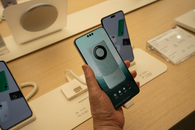 华为新款智慧手机Mate 60系列。（示意图／shutterstock）