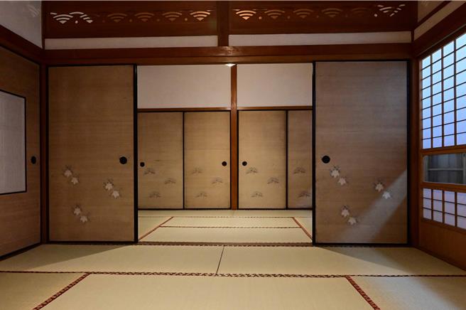 和馆03与04间，袄门有五三桐纹及松树图腾。（林业署嘉义分署提供∕吕妍庭嘉义传真）