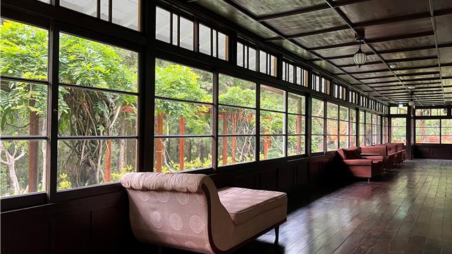 洋馆15洋馆外走廊摆放民国时期家具。（林业署嘉义分署提供∕吕妍庭嘉义传真）