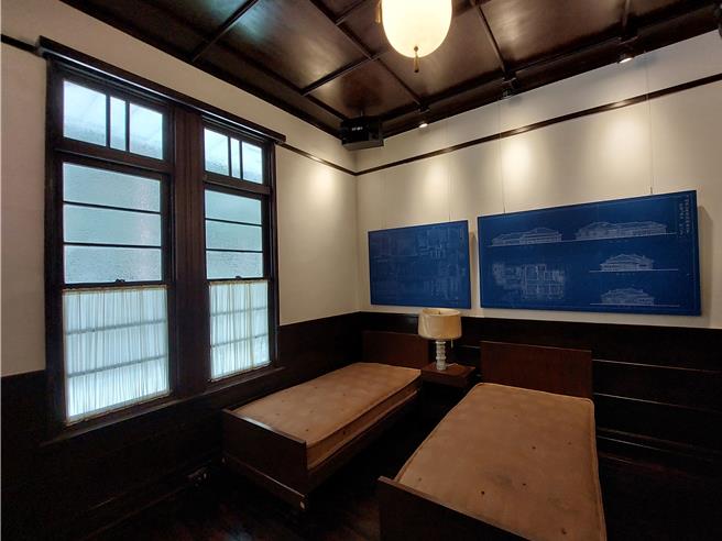 洋馆06随扈寝室的墙面展示始建蓝晒图说。（林业署嘉义分署提供∕吕妍庭嘉义传真）