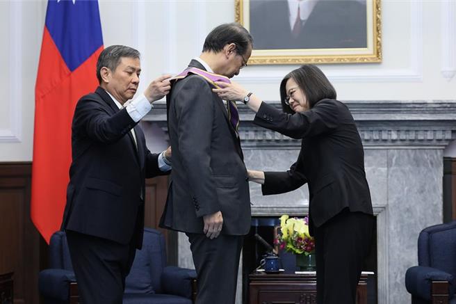 蔡英文總統(右)今天頒授日本台灣交流協會台北事務所代表泉裕泰(中)「大綬景星勳章」（總統府提供)
