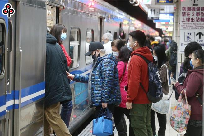 民眾搭台铁区间车时常遇到必须待避让自强号等城际列车通过的经验(本报资料照片)