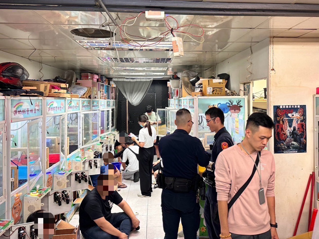 海山警分局调查指出，板桥区民生路上这两间娃娃机店利用电玩弹珠台从事赌博行为。（图 / 刘咏韵翻摄）