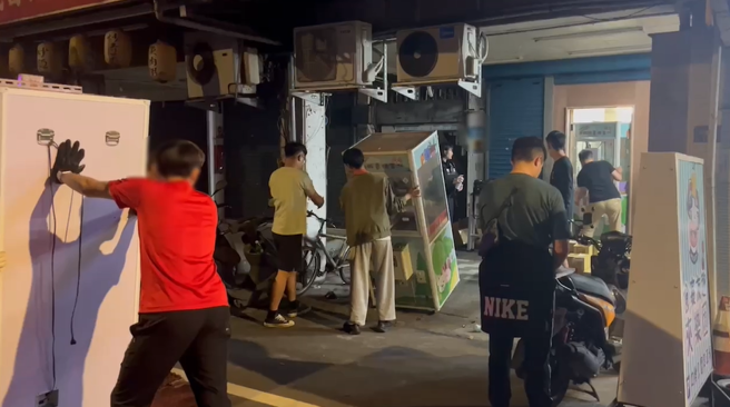 现场将娃娃机拆除。（图 / 刘咏韵翻摄）