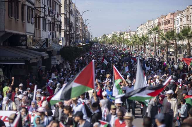 北非摩洛哥城市卡萨布兰加（Casablanca）今天有数以万计群眾走上街头，力挺巴勒斯坦人。（图/美联社）
