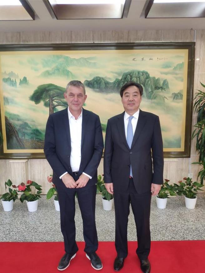 中國政府中東問題特使翟雋（右）29日在約旦首都安曼會見聯合國近東巴勒斯坦難民救濟工作署主任專員拉扎里尼（Philippe Lazzarini）。（摘自大陸外交部官網）