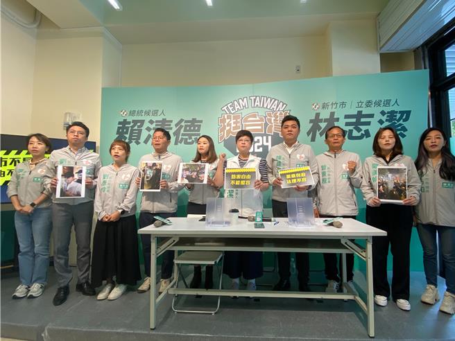 民进党新竹市党籍议员与立委参选人林志洁（右五）30日同声谴责新竹市警局，要求警方不能漠视民眾人身安全要积极侦办脸谱人。（陈育贤摄）