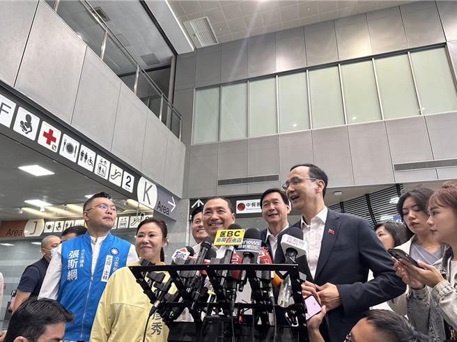 左起：立委參選人張斯綱，李彥秀，總統參選人侯友宜，黨主席朱立倫。（周毓翔攝）