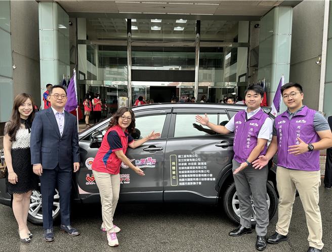 桃园市创新狮子会和桃园市让爱飞扬公益慈善协会，每月固定在桃园地区举办捐血活动，日前募得善款，在桃园市政府前捐赠新竹捐血中心价值100万的捐血公务车。（捐赠团体提供）