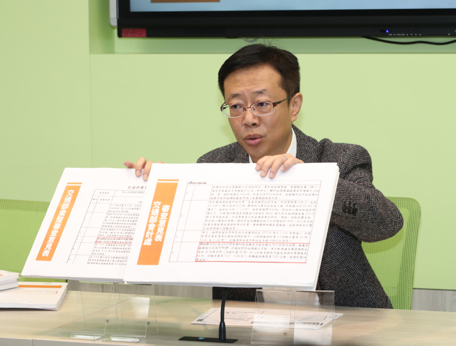 立委张宏陆（图）30日针对「对手抹黑看板」召开记者会。（刘宗龙摄）