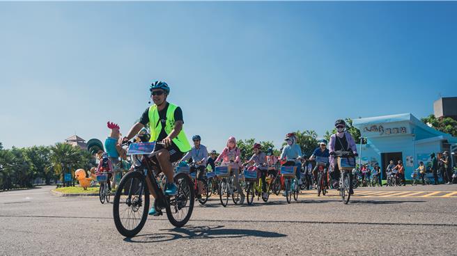 大鵬灣域擁有獨特景觀，鵬管處建議，單車是最適合大鵬灣的旅遊方式。(民眾提供／林和生屏東傳真)