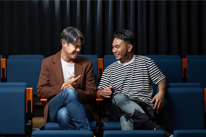 杨大正（右）与吴定谦一同接受访问。（镜电视提供）