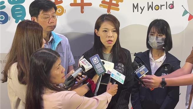 新竹市長高虹安（右二）30日強調，警方回報，當晚臉譜人其實是在旁觀看，沒有強制，當事人也表示沒有被限制自由。（陳育賢攝）