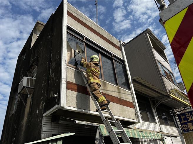 消防人员到场后破窗抢救，老人家生命徵象稳定，后续被送往医院治疗检查。（读者提供／张毓翎台南传真）