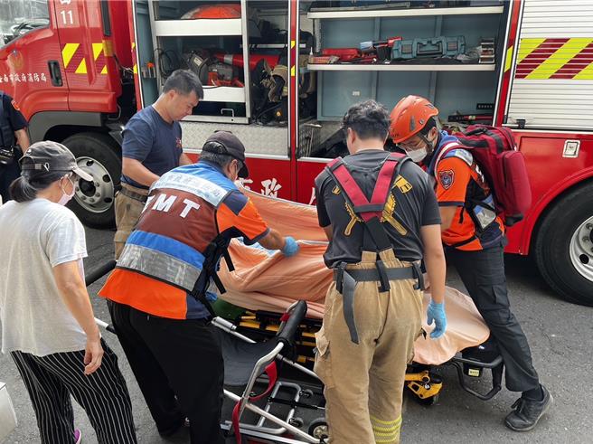 官田分队小队长陈至坤提醒家中如有独居长者的民眾，应定期与独居长者保持联繫，确保他们的安全及健康状况。（读者提供／张毓翎台南传真）