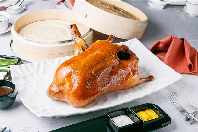 「凯华楼」中华料理招牌「黄袍北京烤鸭」，炉烤后外表有如披上黄袍般的油光发亮，一鸭三吃餐券旅展优惠价2580元。(JR东日本大饭店台北提供)